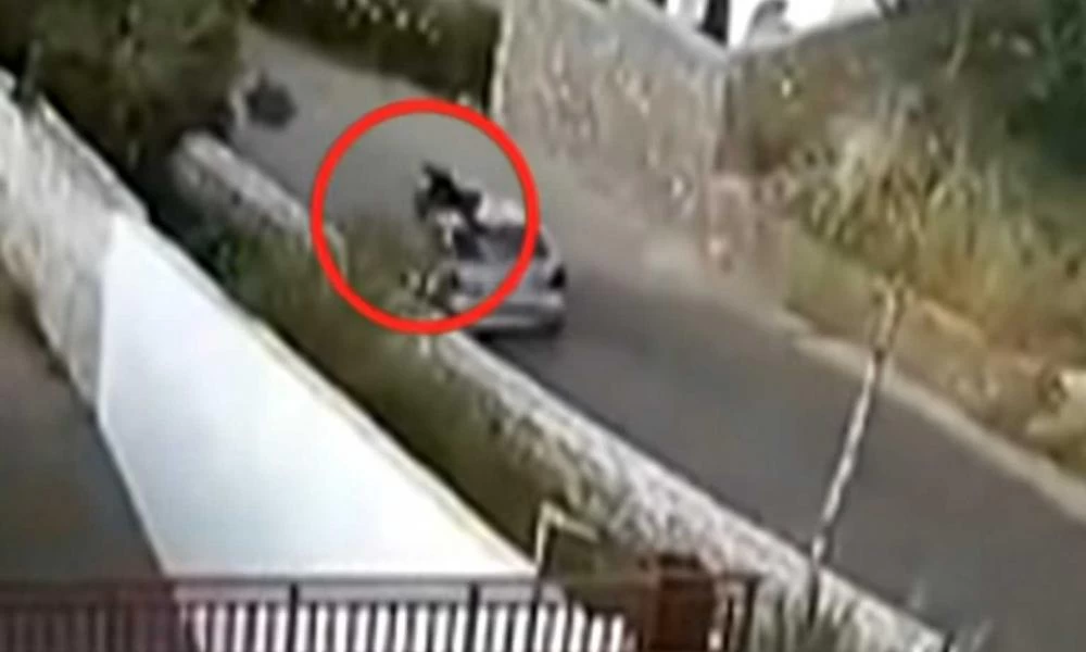 Κρήτη: Η στιγμή που αυτοκίνητο “θερίζει” οδηγό μηχανής (βίντεο)